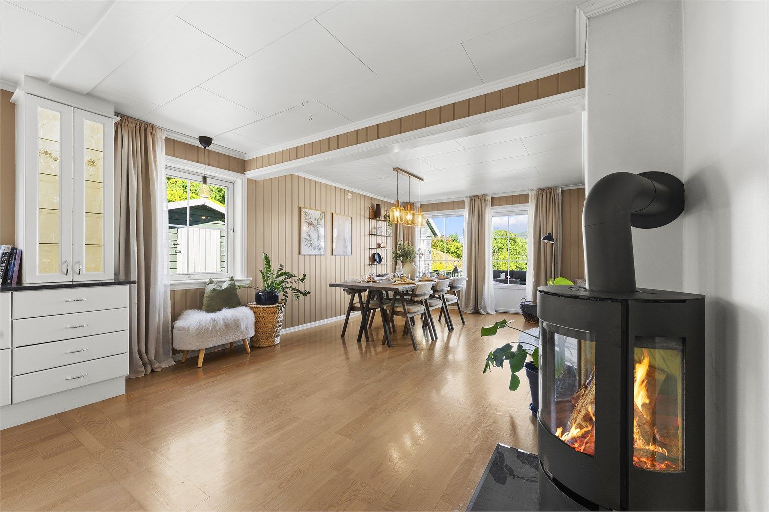 Luftig åpen kjøkken/stueløsning, med naturlig plass til større spisegruppe.