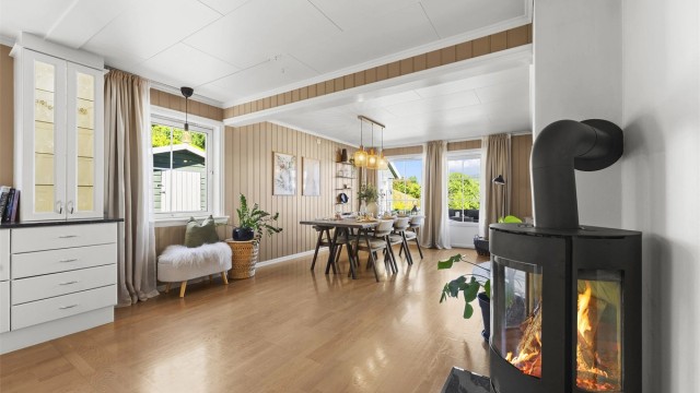 Luftig åpen kjøkken/stueløsning, med naturlig plass til større spisegruppe.