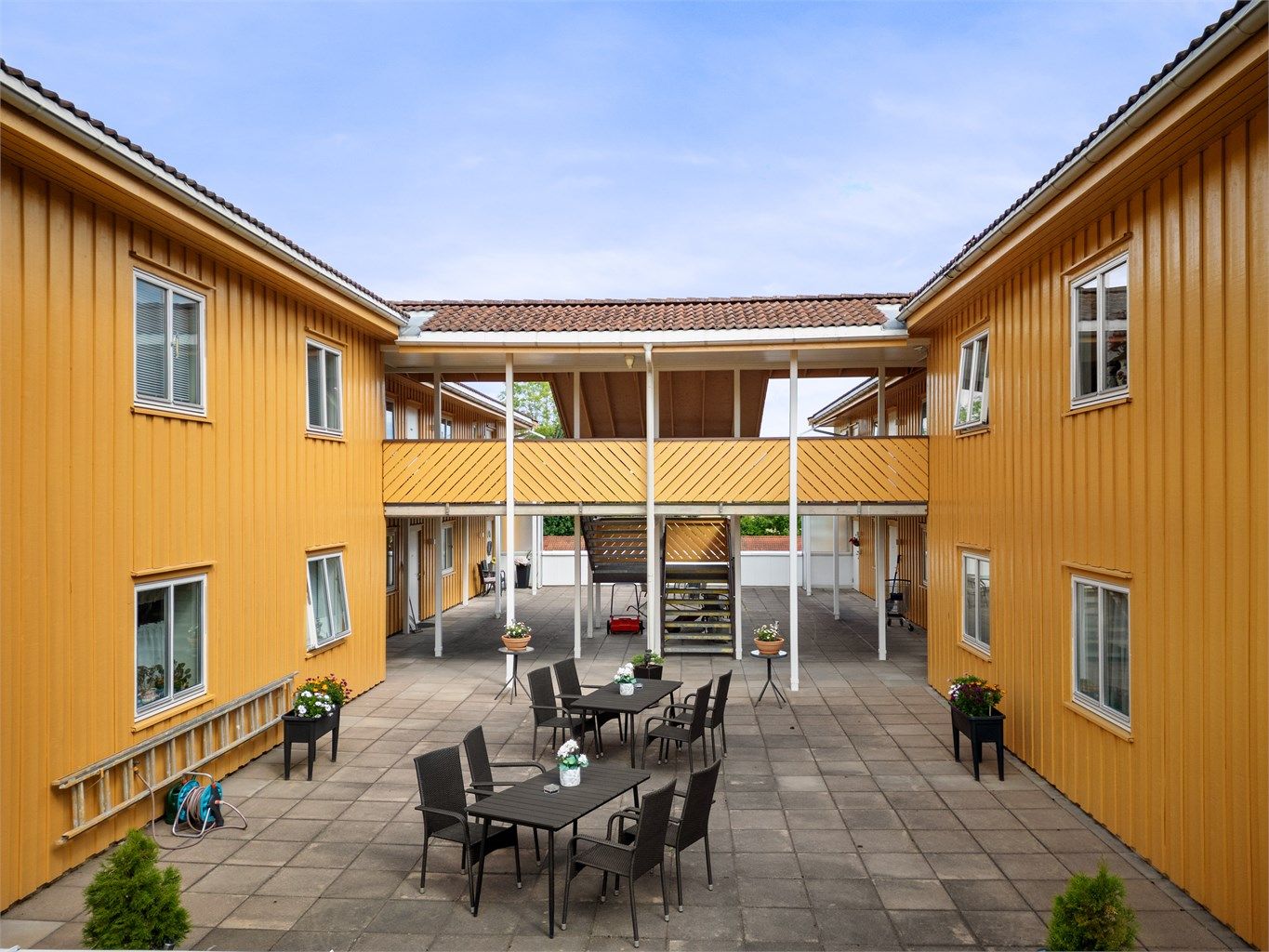 Borettslaget har et stort felles atrium som er hellebelagt og har felles sittemøblement.