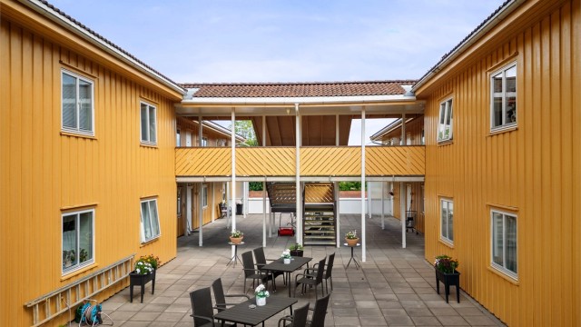 Borettslaget har et stort felles atrium som er hellebelagt og har felles sittemøblement.