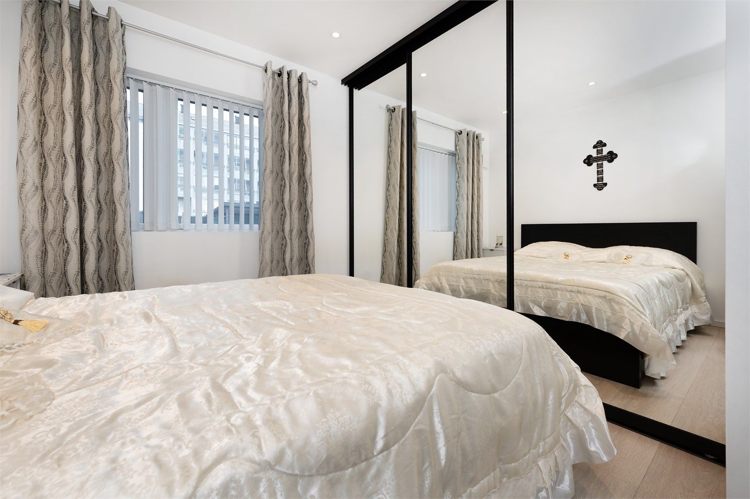 En stor skyvedørsgarderobe med speilfronter gir rikelig med oppbevaringsplass og en god romfølelse.