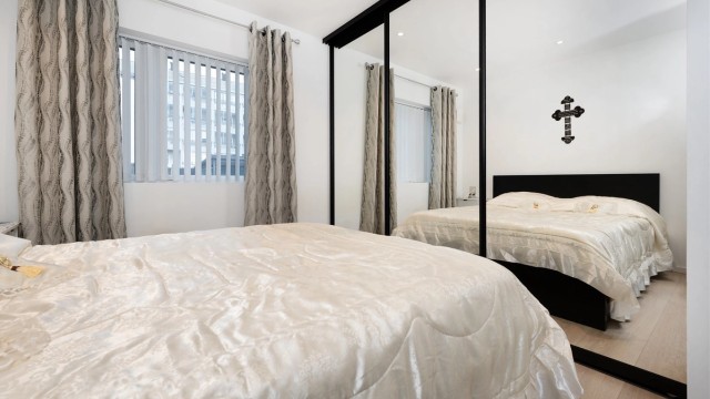 En stor skyvedørsgarderobe med speilfronter gir rikelig med oppbevaringsplass og en god romfølelse.