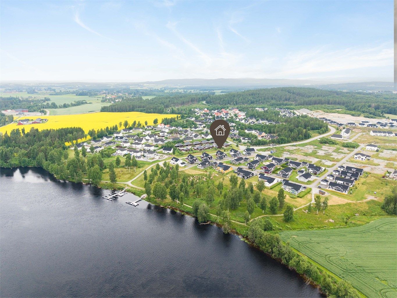 Boligen har en flott beliggenhet i naturskjønne omgivelser på Bjertnestunet.