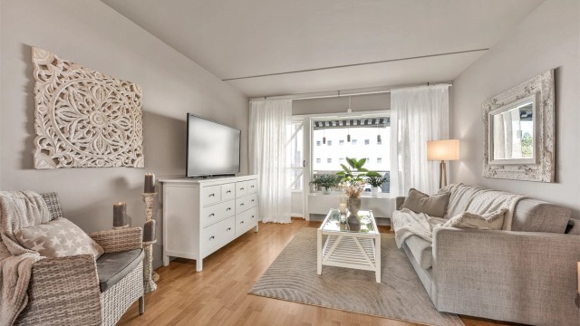 Vindusflaten mot terrassen slipper inn rikelig med dagslys i oppholdsrommet.