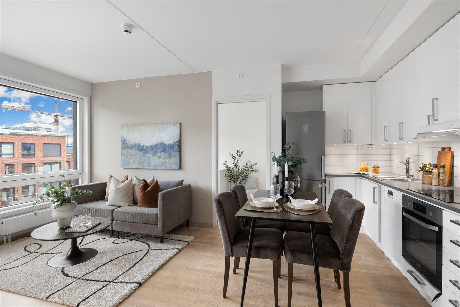 Dette er en lys og moderne 3-roms selveier med solrik sydvendt balkong, garasjeplass og lave felleskostnader!