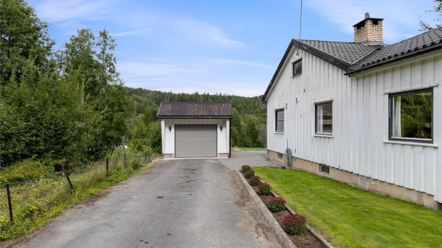 Eiendommen har to garasjer som gir gode parkerings- og lagringsmuligheter.