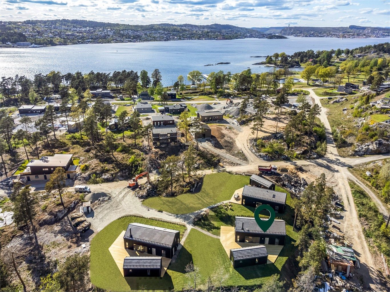 Med båt er det kort avstand over fjorden til Brevik, Stathelle eller Langesund.
