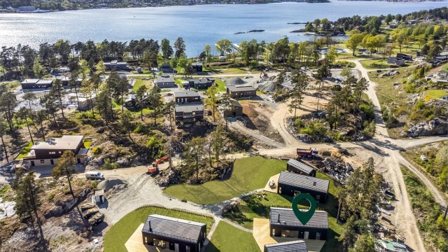 Med båt er det kort avstand over fjorden til Brevik, Stathelle eller Langesund.