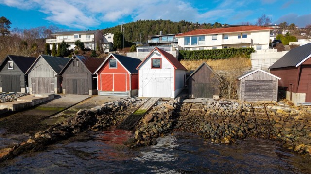 Velkommen til Holmeskjærsvika på Åsestranda, en flott naust presentert av Eiendomsmegler/Partner Marit Stuen Aursnes