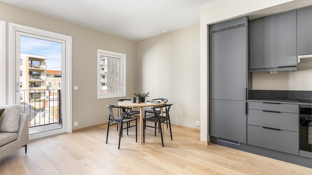 Romløsningen er både familievennlig og effektiv. Alle rom har vannbåren gulvvarme og termostater som muliggjør individuell styring.