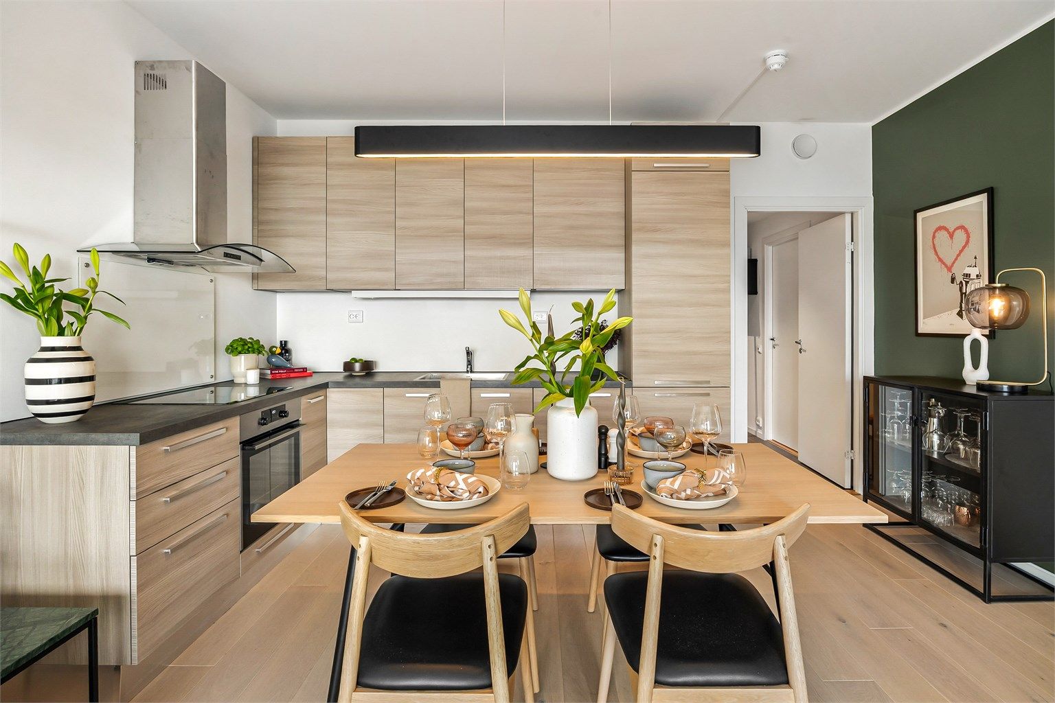 Moderne kjøkkeninnredning fra Aran Cucine med helintegrerte hvitevarer.