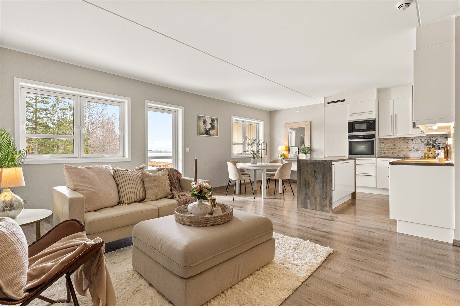 Lys og luftig stue med åpen løsning og fantastisk romfølelse. Store vindusflater gir rikelig med naturlig dagslys og direkte utgang til solrik terrasse som forlenger stuen i sommerhalvåret.