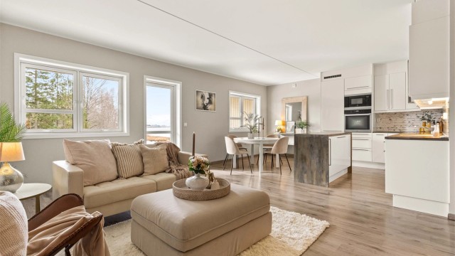 Lys og luftig stue med åpen løsning og fantastisk romfølelse. Store vindusflater gir rikelig med naturlig dagslys og direkte utgang til solrik terrasse som forlenger stuen i sommerhalvåret.