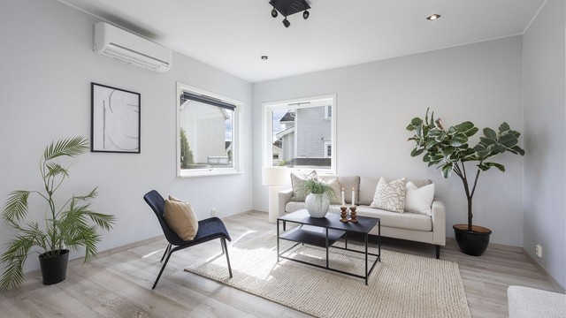 Romlig stue i 1. etasje. Stuen er delvis adskilt fra kjøkkenet og spisestuen. Godt med plass til sofa og tilhørende møblement.