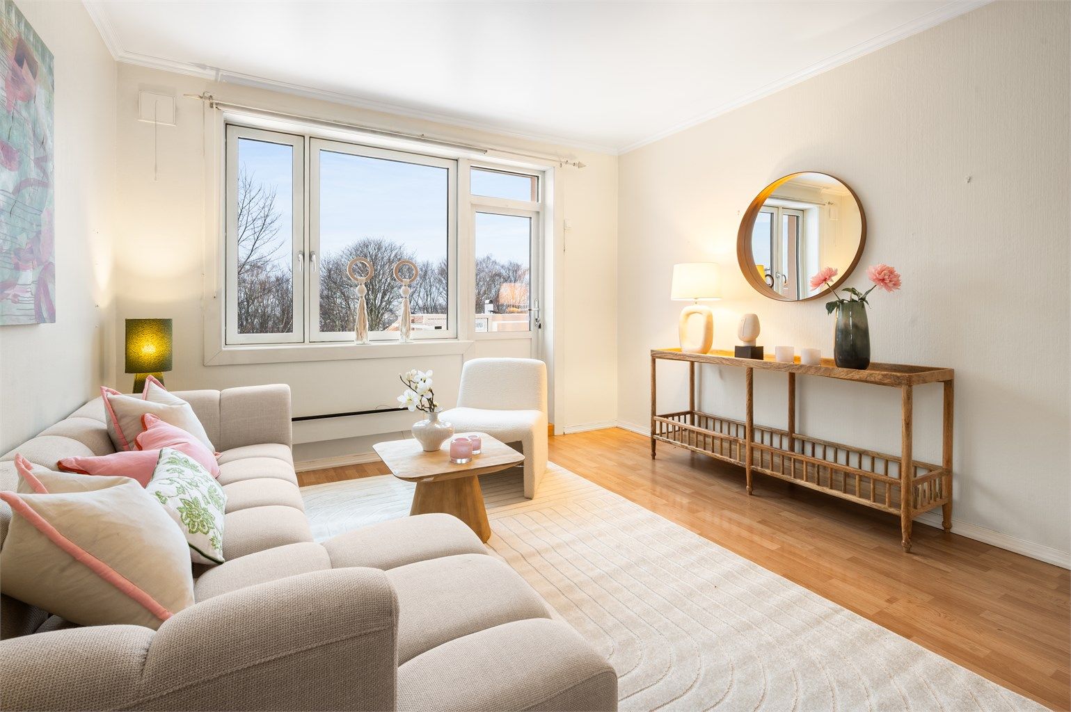 Stuen har direkte utgang til vestvendt balkong, som gir en naturlig forlengelse av oppholdsrommet. 