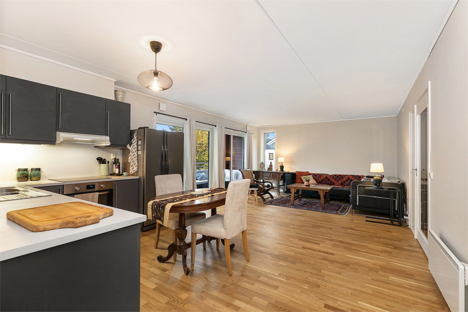 Åpen kjøkken/stue- løsning med utgang til balkong