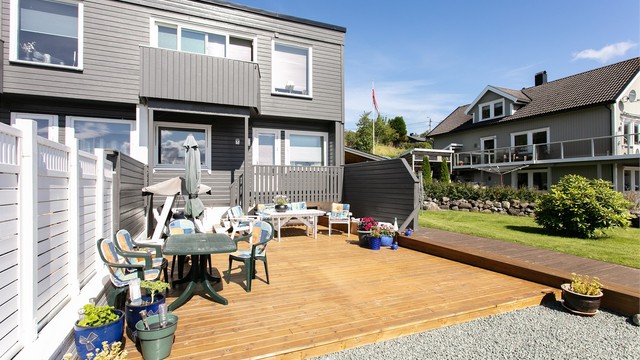 Terrasseområdet er skjermet med levegger mot naboen.
