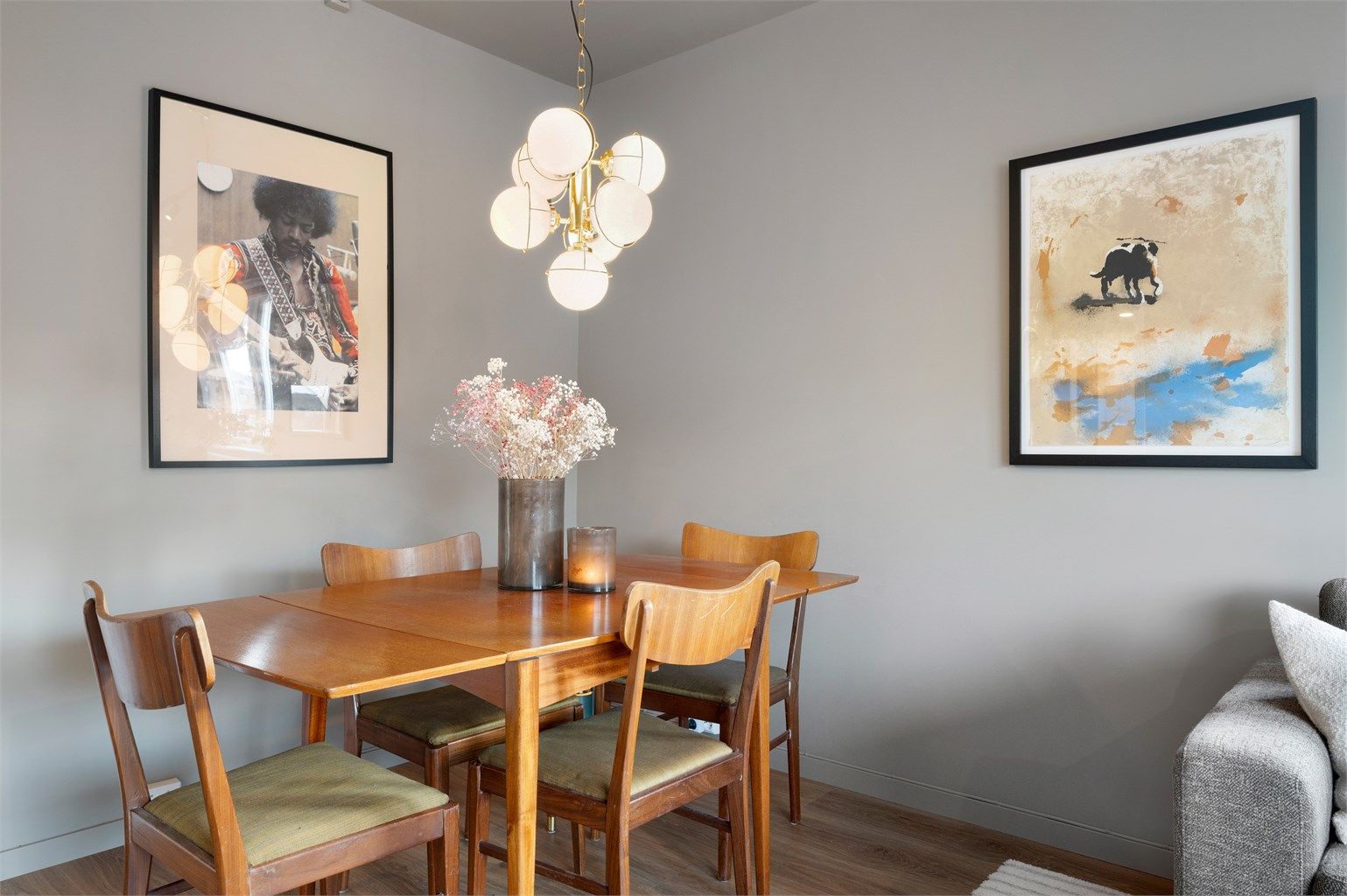 Både tak og vegger er malt i fargen Mohair fra Jotun.