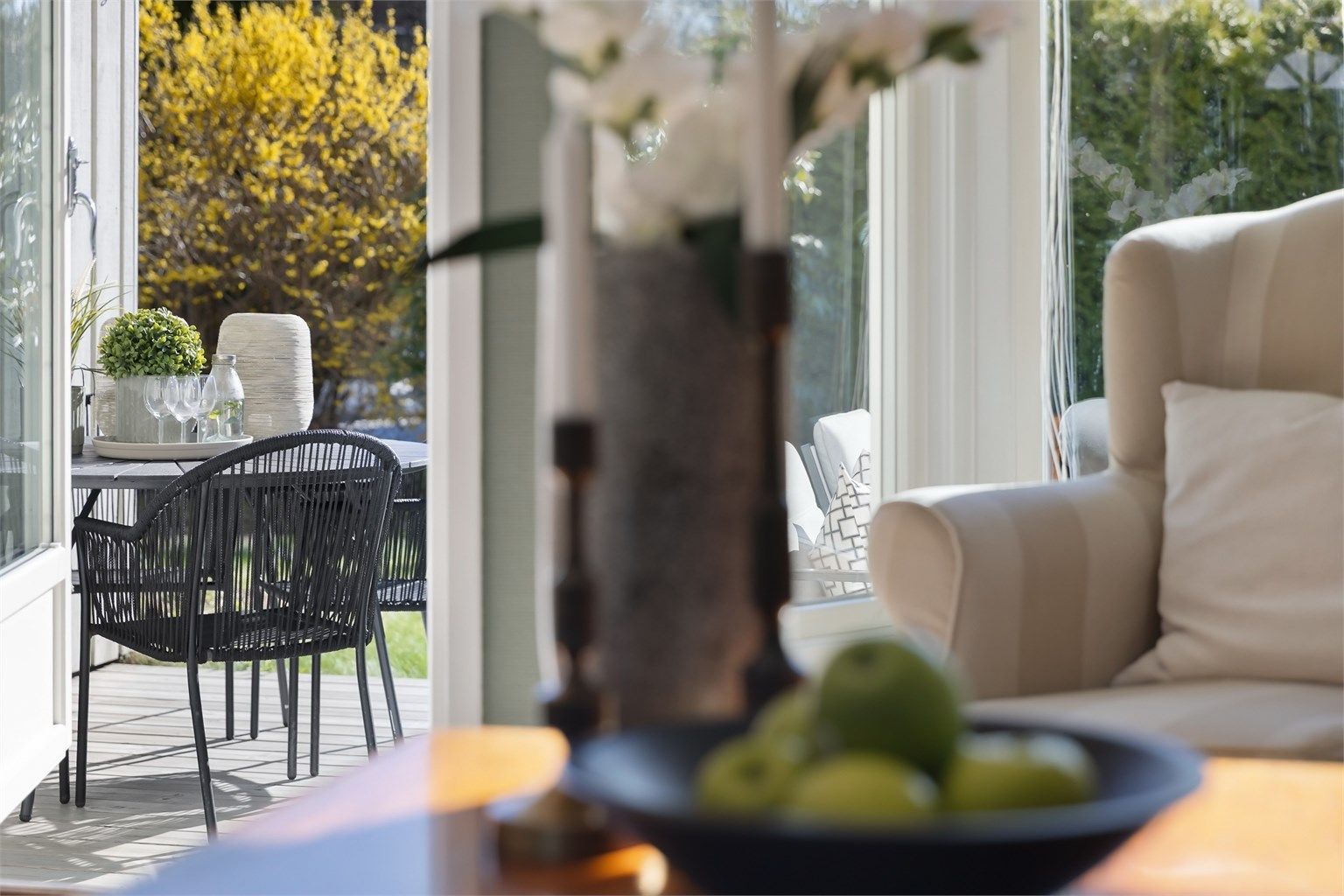 Uteplassen er en integrert del av boligen i sommerhalvåret.