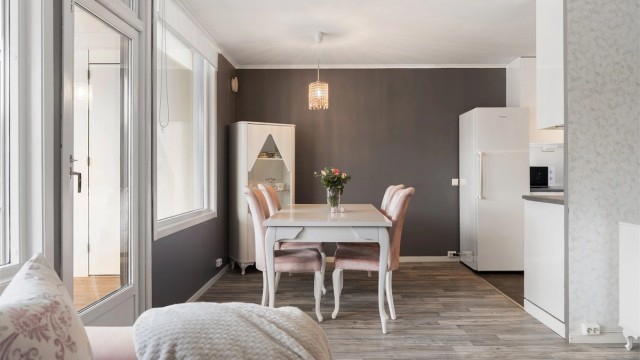 Her har man god plass til å samle familie og venner til hyggelige sammenkomster.