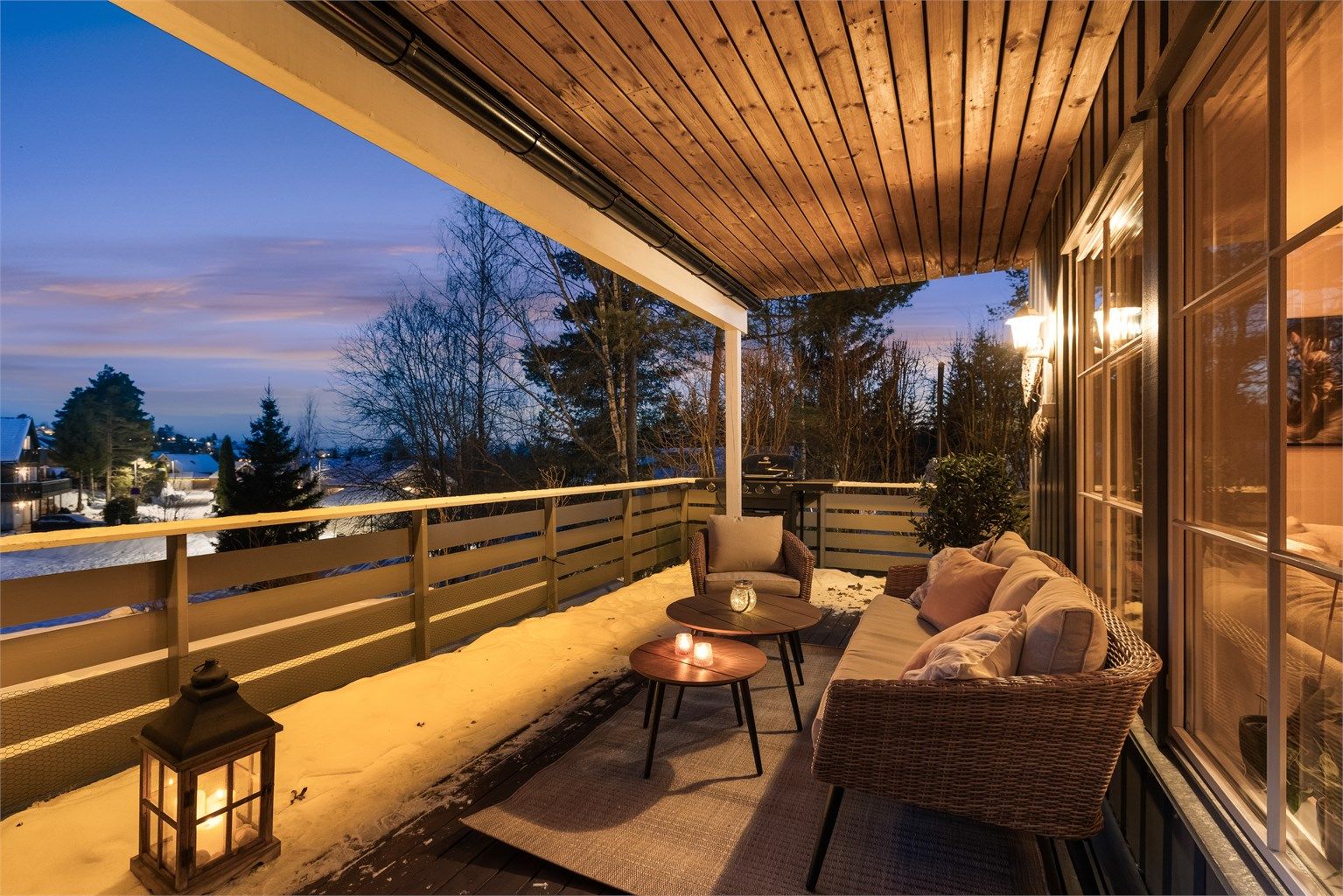 Fra stuen er det utgang til en terrasse med utsikt mot borettslagets grønne fellesområde.