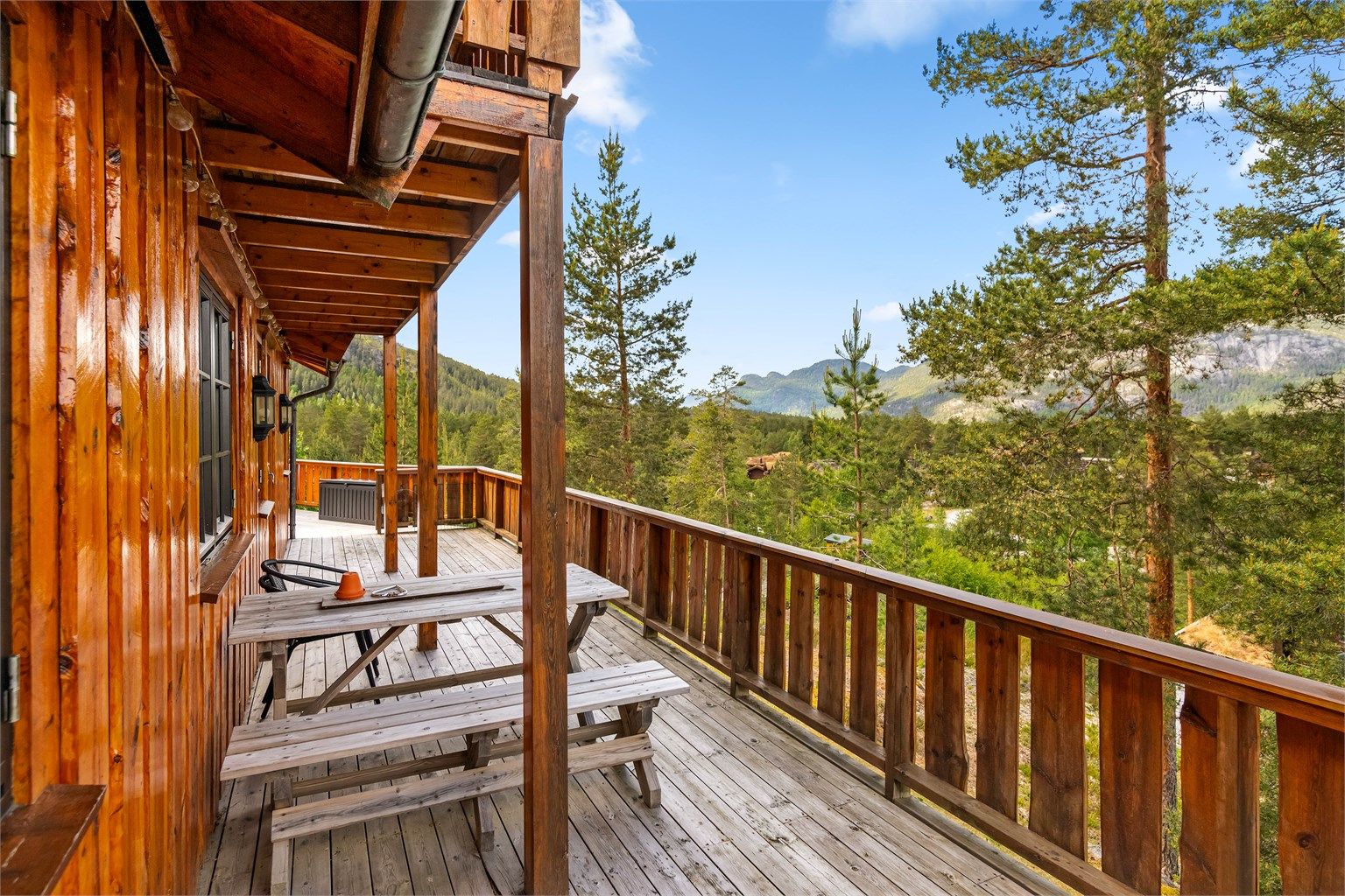 Fra stuen kommer man ut på en stor terrasse hvor man kan sitte helt usjenert.