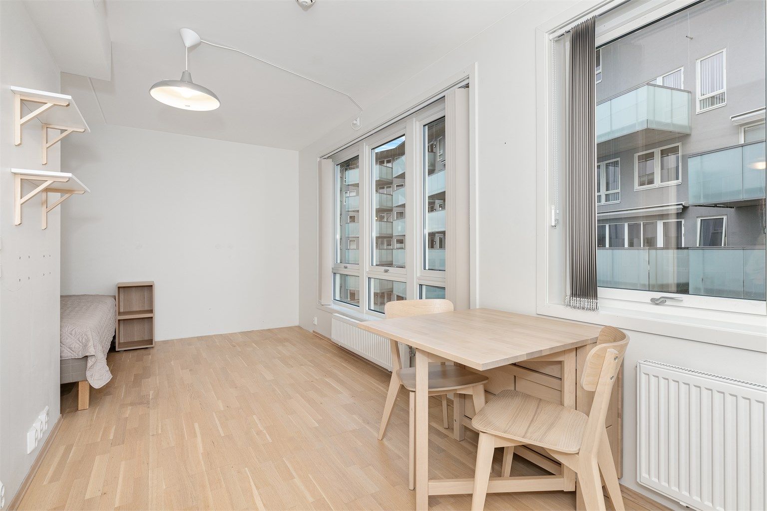 Leiligheten har lyse fargetoner og store vindusflater.