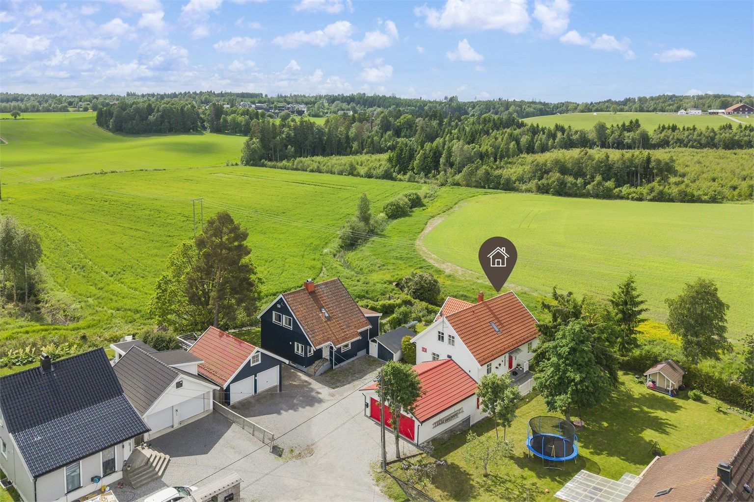 Her får man en innholdsrik enebolig fra 2013, med flott plassering og landlig utsikt. 
