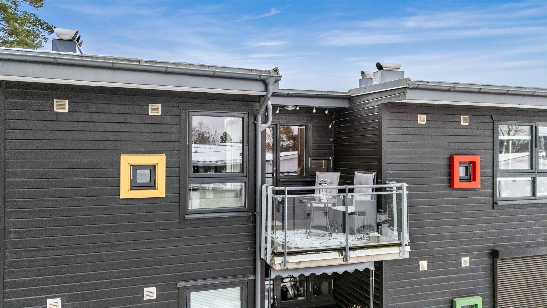 Topp- og hjørneleilighet med vinduer på tre sider som bidrar til en lys og romslig følelse. 