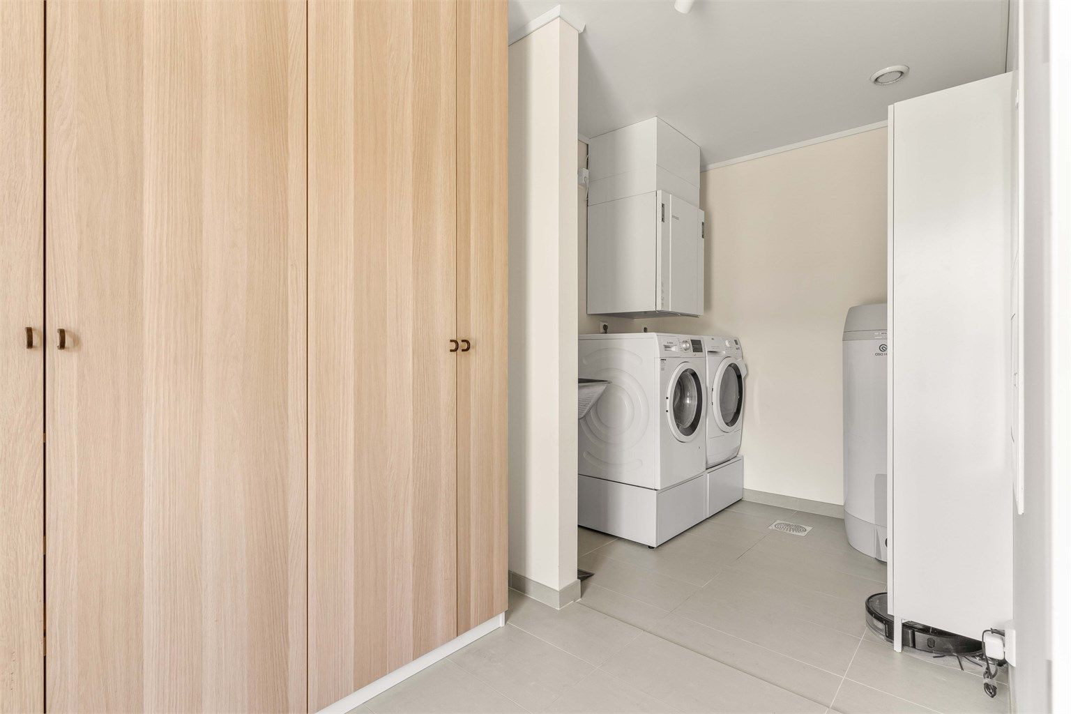 Separat vaskerom med gulvvarme, opplegg for vaskemaskin og balansert ventilasjonsaggregat.
