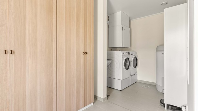 Separat vaskerom med gulvvarme, opplegg for vaskemaskin og balansert ventilasjonsaggregat.
