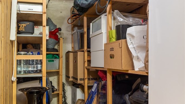 Boligen disponerer to kjellerboder på totalt 6 kvm. I tillegg medfølger det en loftsbod på 11 kvm gulvareal, men grunnet lav takhøyde har ikke loftsboden måleverdig bruksareal.