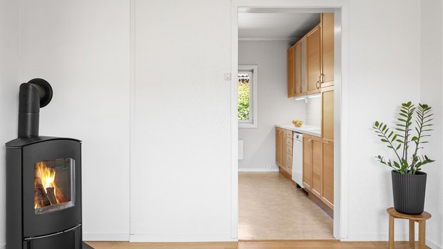 For oppvarming er boligen utstyrt med varmepumpe fra 2020, i tillegg til peisovn i spisestuen som skaper en lun og hyggelig atmosfære.