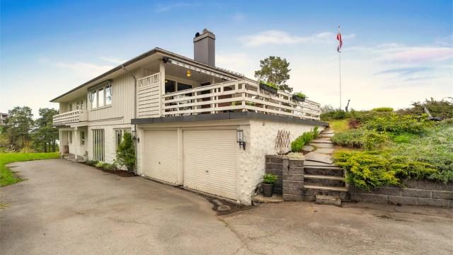 God plass til parkering i dobbelgarasje og egen asfaltert gårdsplass