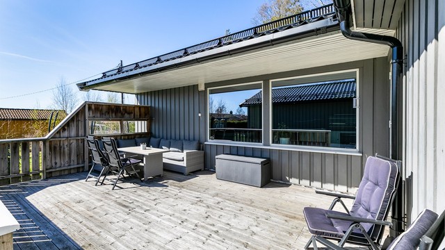 Terrassen er orientert mot sør og sommerstid solfylt store deler av dagen.