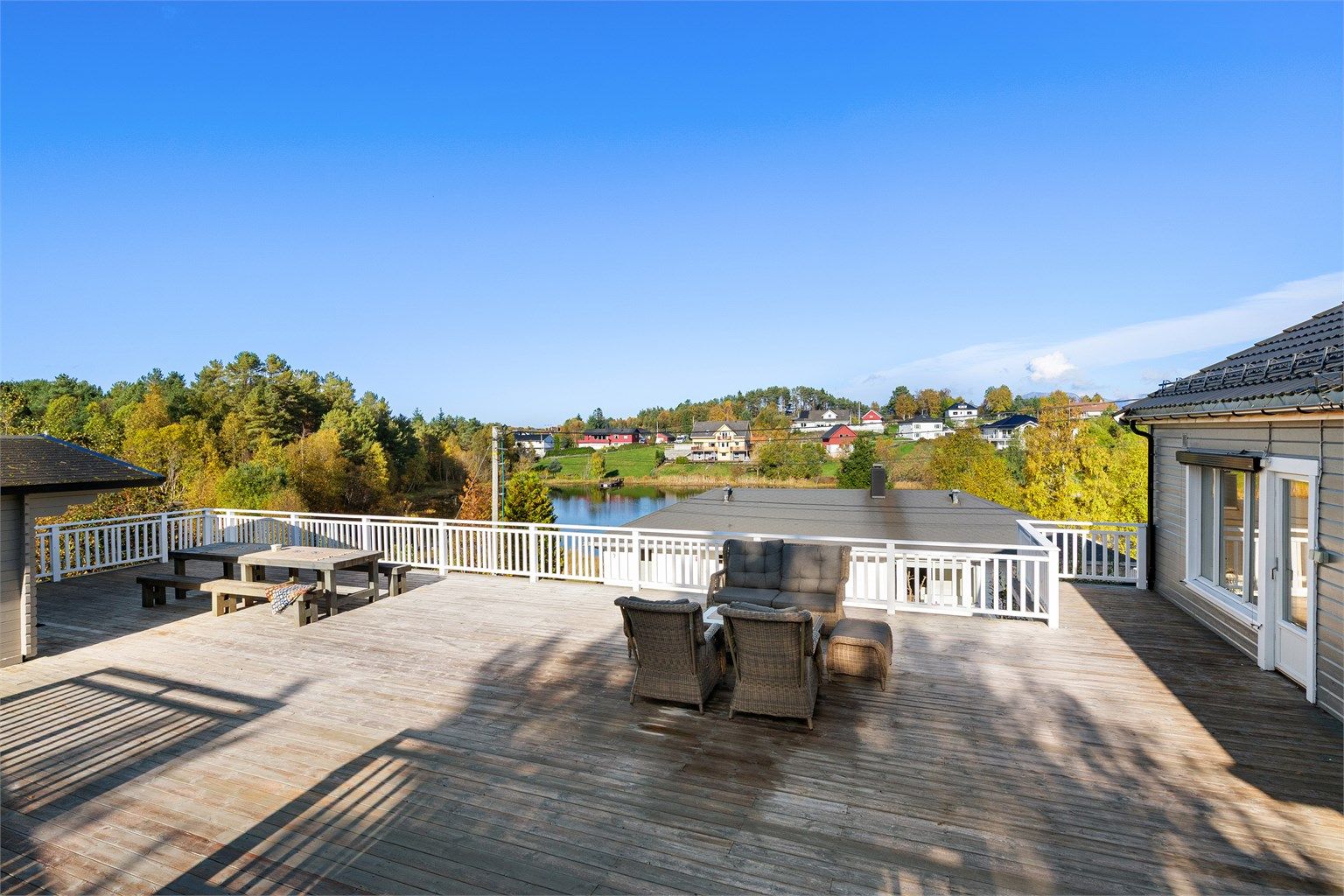 Nordvestvendt terrasse i trekonstruksjoner med adkomst fra stue og entré.
Foto: Stian Wiik