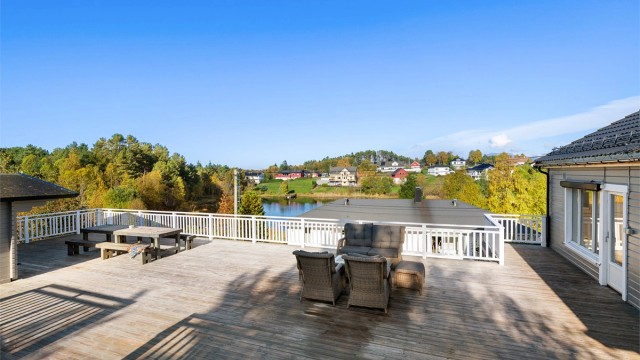 Nordvestvendt terrasse i trekonstruksjoner med adkomst fra stue og entré.
Foto: Stian Wiik