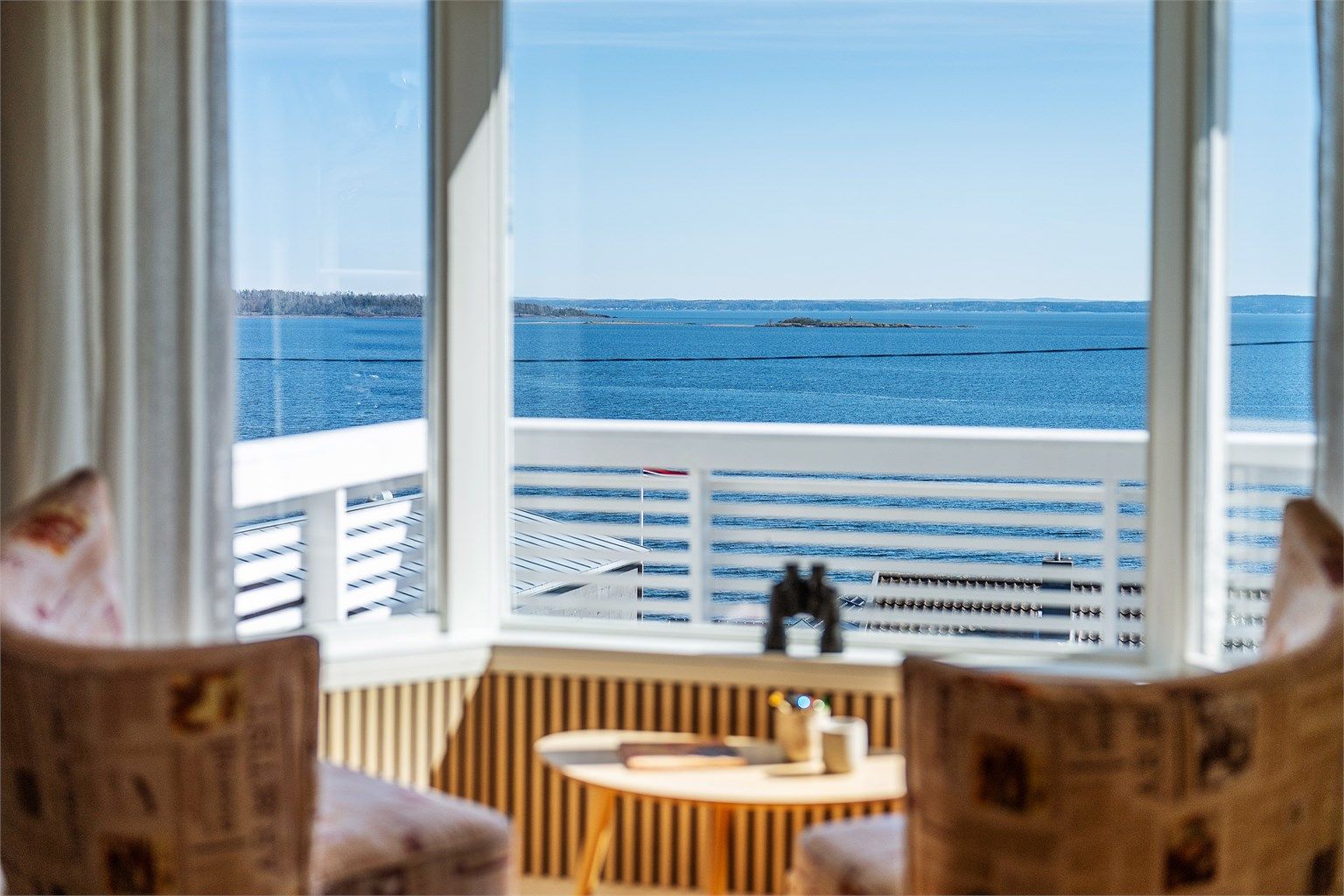 Utsikten fra stuevinduet er en konstant påminnelse om den unike beliggenheten ved sjøen.