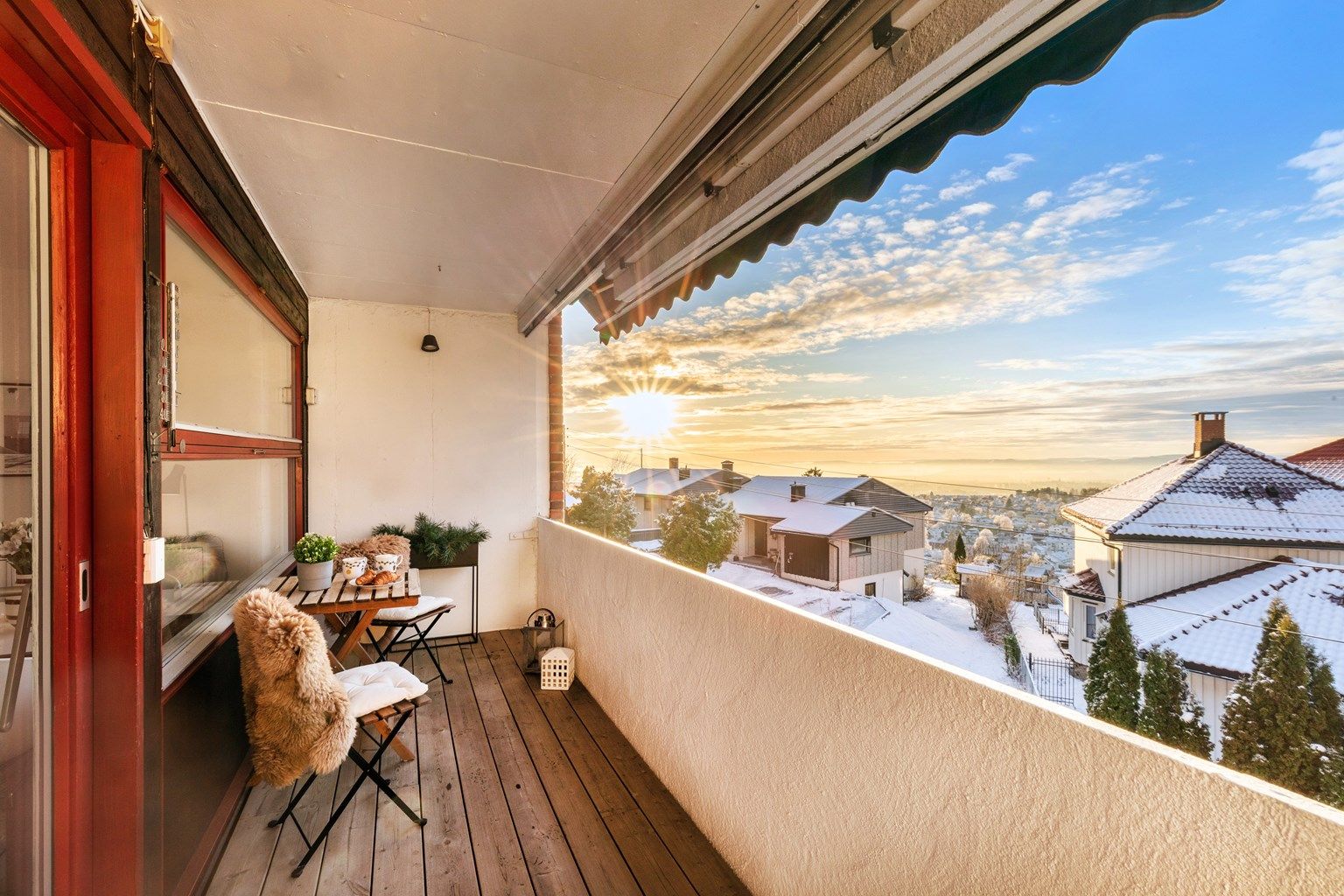 Velkommen til Lachmanns vei 1, en flott utsiktsleilighet med balkong, peis og garasje