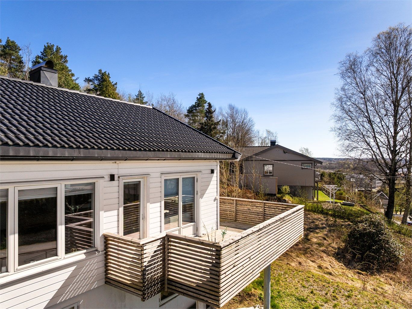 Utsikt mot sør og sørvest sees både på altanen og innendørs i blant annet stuen. Solforholdene er også meget gode.