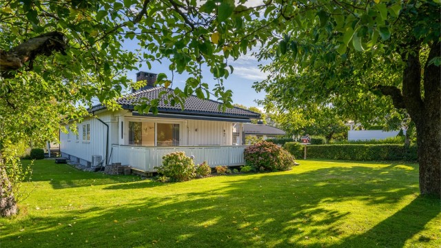 De gode uteområdene innbyr til både lek, hageaktiviteter og avslappende dager i solen.