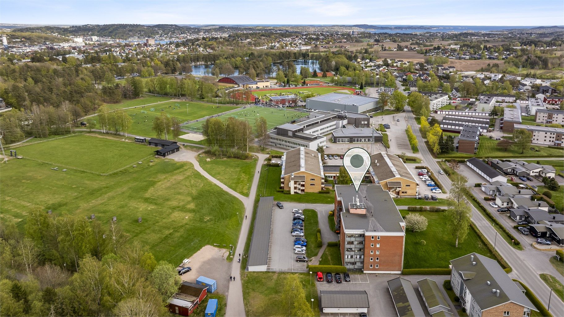 Bugårdsparken benyttes også til ridning og hesterelaterte aktiviteter gjennom sommerhalvåret, da parken har gressbane som brukes til stevner. Dette gir et variert og levende miljø i parken, med aktivitet tilpasset alle sesonger.