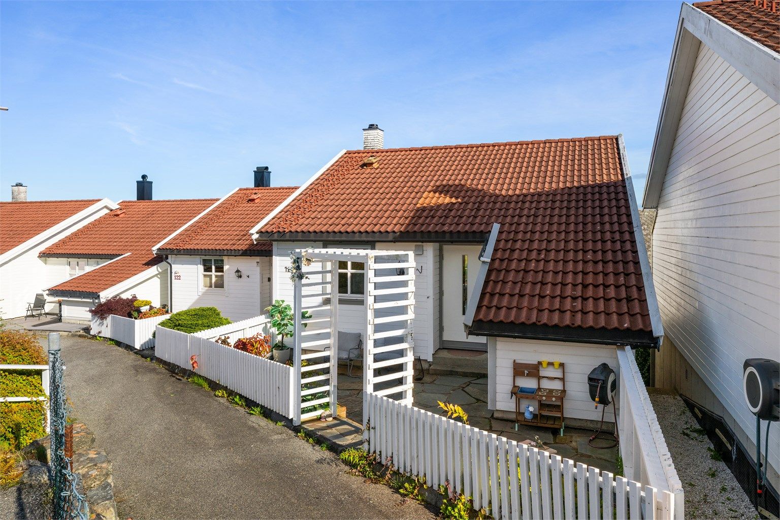 Man kan gå ved siden av boligen og ned til hagen også. 