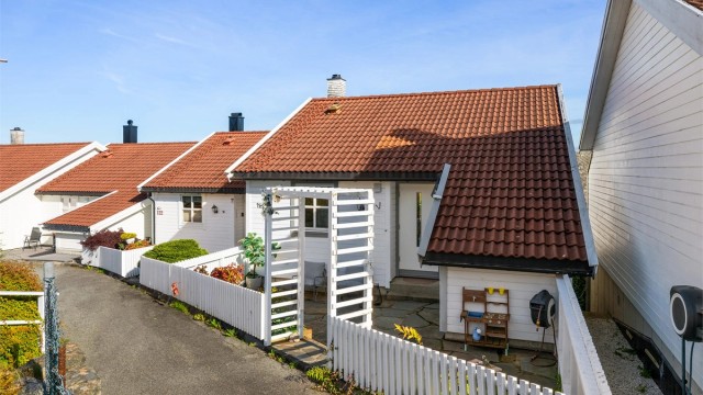 Man kan gå ved siden av boligen og ned til hagen også.