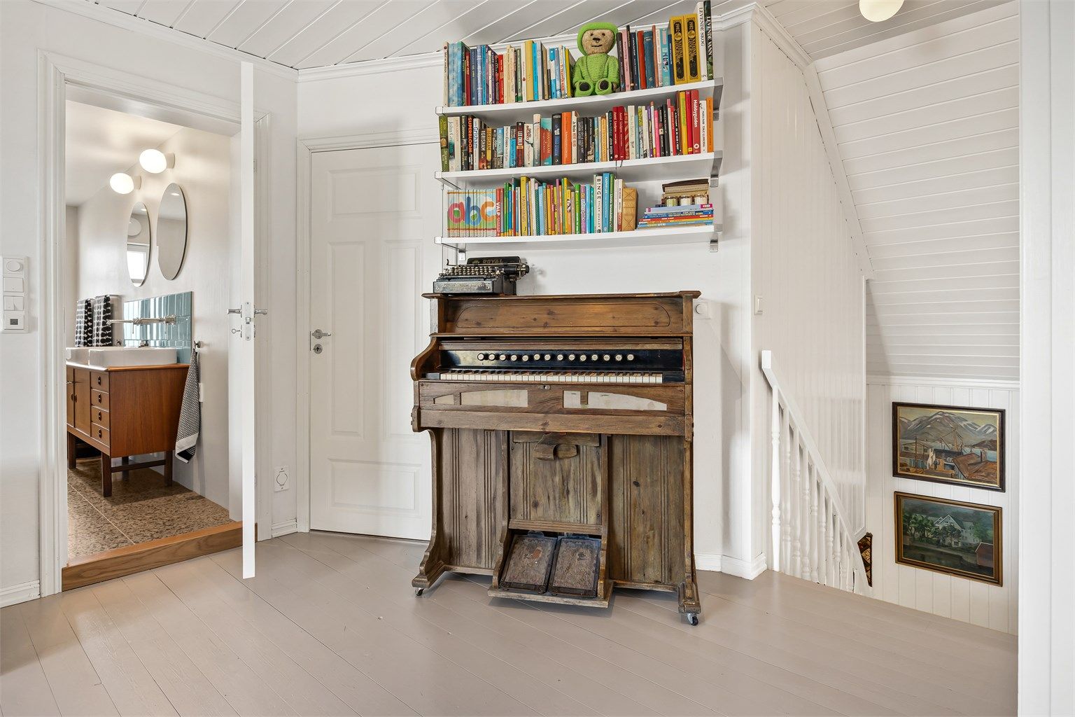 Fra loftstuen er det inngang til det delikate hovedbadet.