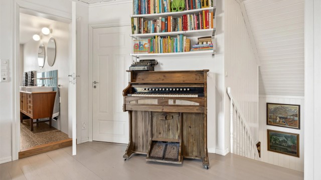 Fra loftstuen er det inngang til det delikate hovedbadet.