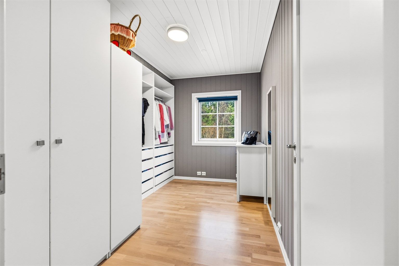 Fleksibiliteten med fem, potensielt seks, soverom gjør at boligen kan tilpasses familiens behov.