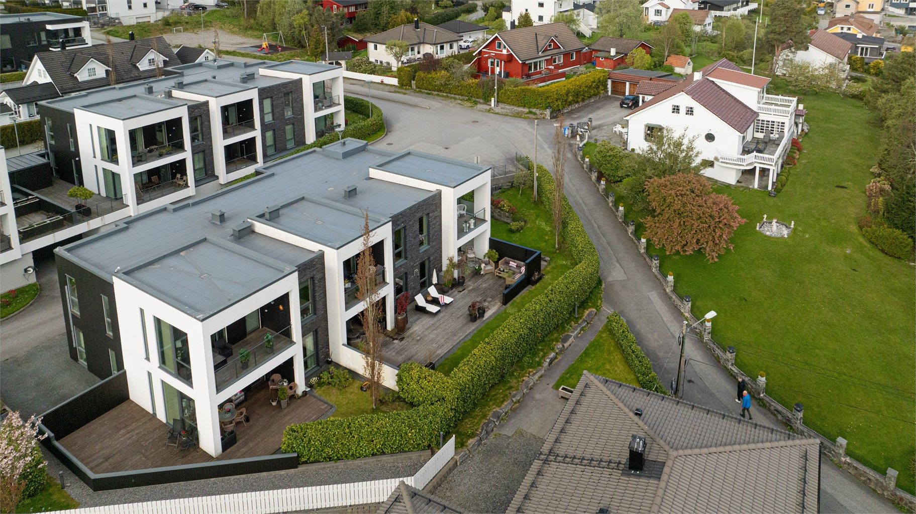 Leiligheten er del av et veldrevet sameiet på totalt 18 leiligheter. Under den bakerste rekken er det etablert garasjekjeller hvor leiligheten disponerer fast parkeringsplass