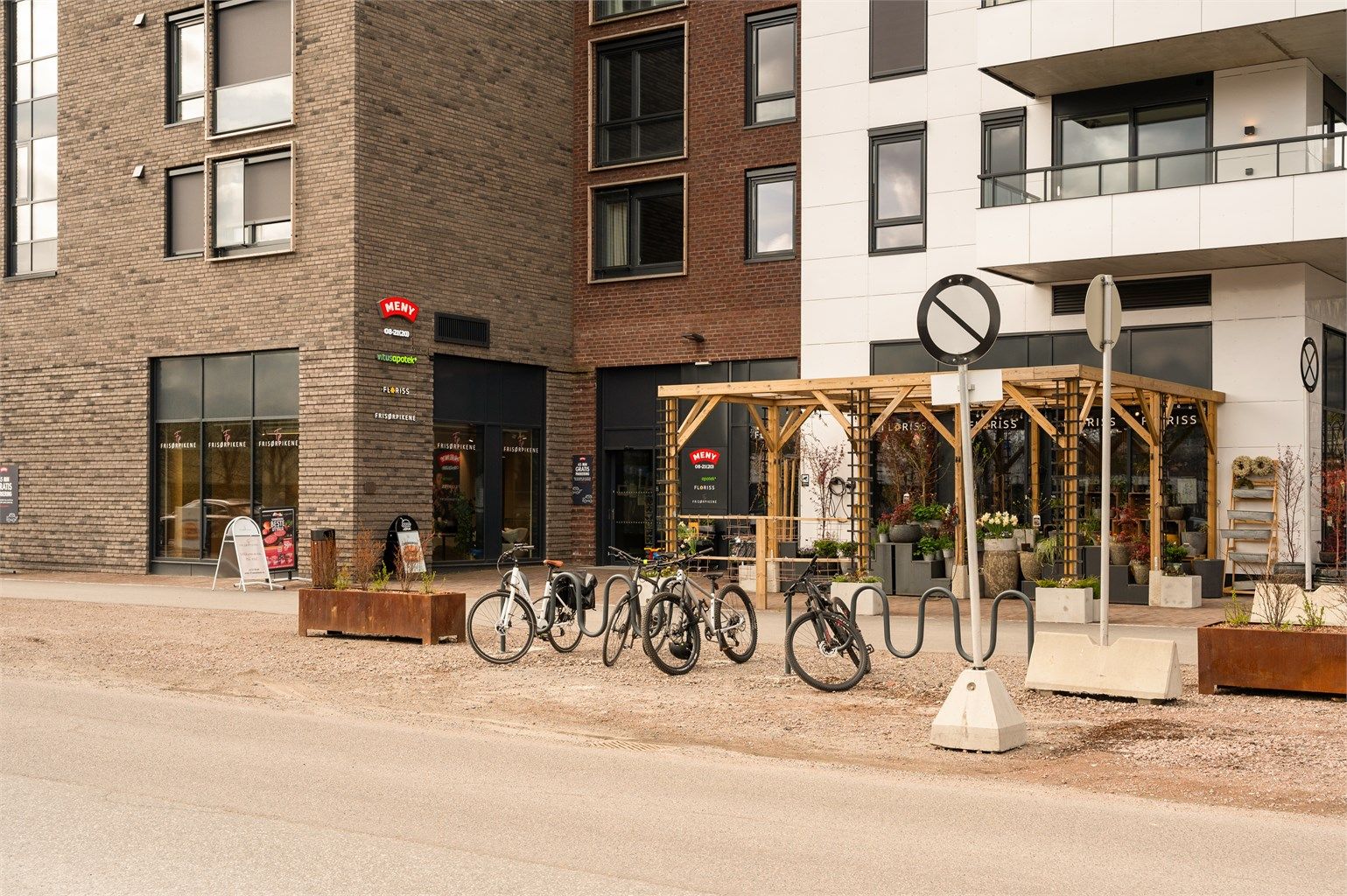 Flere dagligvarebutikker i nærområdet sikrer en enkel hverdagslogistikk.