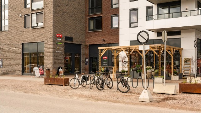 Flere dagligvarebutikker i nærområdet sikrer en enkel hverdagslogistikk.